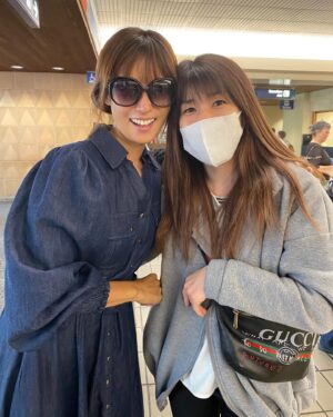 Kyoko Fukada Instagram - 海外のお仕事で１時間差ですれちがいで会えなかったはずだったのに降り口から出たら、さおりちゃんが待っていてくれてびっくりサプライズが😭日本でも嬉しいけど海外でこんなことしてもらってドキドキでした😢💕💕💕💕💕
#さおりちゃんかっこよすぎる
#私走り方素すぎて恥ずかしい
#いつも元気をもらっちゃう
#ありがとうさおりちゃん
#皆様はどんなサプライズが好き？
#吉田沙保里 さん
#kyokofukada