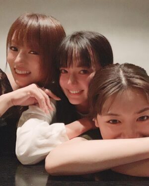 Kyoko Fukada Instagram - 私達が三姉妹としてお仕事させていただいてからもう2年半以上も時が経っているんだねぇと♥️それぞれのお話を順番にしていたら...多部ちゃんがいきなり涙ぽろぽろ...永野めーたんも涙ぽろぽろ...つられて私も涙ぽろぽろ...気が付いたら3人でなぜか大号泣🥺🌸いつのまにかなんでも話せる本当の姉妹みたいになっていたことが嬉しくて、幸せなあったかい涙だったのです😢🎀すごく素敵な熱い夜で胸がギューっとなりました🥺💕
#女優さんの涙って美しいな
#一瞬で引き込まれちゃった
#多部ちゃんに甘えてる私
#永野めーたん撮
#多部未華子 さん
#永野芽郁 さん
#kyokofukada
