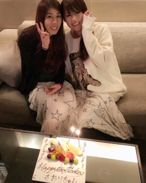 Kyoko Fukada Instagram - 少し早めですが吉田沙保里ちゃんのお誕生日をお祝いしました🎂❤️昨年は沙保里ちゃんのお祝いを出来なかったので（なんというか完全にスルーしてしまったというか....）えっとえっと昨年は忘れちゃってたんです😨💦私....最低ですね😭💦それなのに沙保里ちゃんは1ヶ月違いの私のお誕生日をお祝いしてくれたり私、この1年その事がずっと気になっていて...😱やっとお祝い出来たのです🎁だからだから、凄く嬉しくてなんだかやっと安心できました🙏❤️沙保里ちゃんおめでとう㊗️
#正直に言い過ぎちゃった
#沙保里ちゃんが私のインスタ見ません様に
#1982年生まれ同級生
#吉田沙保里 さん
#kyokofukada