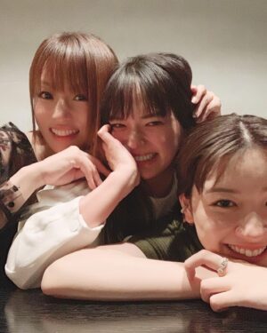 Kyoko Fukada Instagram - 私達が三姉妹としてお仕事させていただいてからもう2年半以上も時が経っているんだねぇと♥️それぞれのお話を順番にしていたら...多部ちゃんがいきなり涙ぽろぽろ...永野めーたんも涙ぽろぽろ...つられて私も涙ぽろぽろ...気が付いたら3人でなぜか大号泣🥺🌸いつのまにかなんでも話せる本当の姉妹みたいになっていたことが嬉しくて、幸せなあったかい涙だったのです😢🎀すごく素敵な熱い夜で胸がギューっとなりました🥺💕
#女優さんの涙って美しいな
#一瞬で引き込まれちゃった
#多部ちゃんに甘えてる私
#永野めーたん撮
#多部未華子 さん
#永野芽郁 さん
#kyokofukada