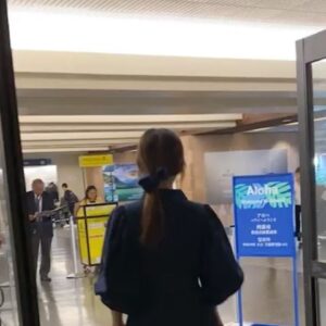 Kyoko Fukada Instagram - 海外のお仕事で１時間差ですれちがいで会えなかったはずだったのに降り口から出たら、さおりちゃんが待っていてくれてびっくりサプライズが😭日本でも嬉しいけど海外でこんなことしてもらってドキドキでした😢💕💕💕💕💕
#さおりちゃんかっこよすぎる
#私走り方素すぎて恥ずかしい
#いつも元気をもらっちゃう
#ありがとうさおりちゃん
#皆様はどんなサプライズが好き？
#吉田沙保里 さん
#kyokofukada