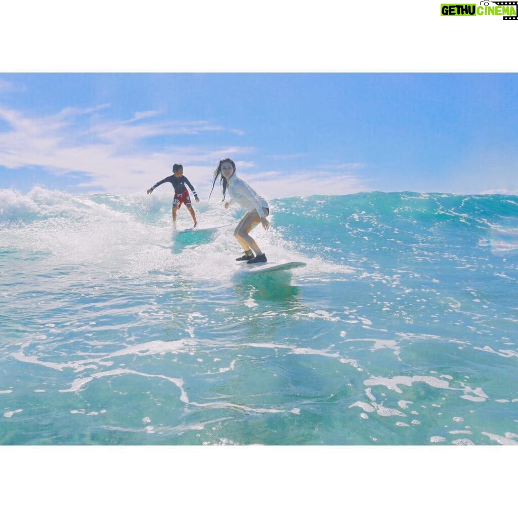 Kyoko Fukada Instagram - お休みの日に久々にサーフィンしました🏄🏻‍♀️🌴 同じ波に師匠のお子様aquaも乗っていた✨この日の波....気持ち良かったなぁ...😆❣️ #SurferGirlAcademy #MitoKasuya #Reflection #11月2日発売