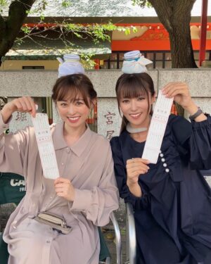 Kyoko Fukada Instagram - 残暑が続いていますね💦
暑い日々ですが、皆様暑さ対策をして体調にどうかお気を付けくださいね☀️
まだまだドラマ「18/40〜ふたりなら夢も恋も〜」の撮影中ですが、現場では氷嚢で暑さを凌いでいます💥
撮影の合間におみくじを引いた時の写真です💕
2枚目の写真はスタジオではるかちゃんと束の間の居眠り💤いえ、寝たふりです😅2人でくっついていました♥️はるかちゃんには日々元気を貰いっぱなしです😆‼️可愛い可愛い🥰
もうすぐ撮影終わっちゃうの寂しいな🥲

#エイティーンフォーティー
#福原遥　ちゃん
#深田恭子