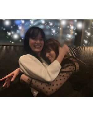 Kyoko Fukada Instagram - 私達が三姉妹としてお仕事させていただいてからもう2年半以上も時が経っているんだねぇと♥️それぞれのお話を順番にしていたら...多部ちゃんがいきなり涙ぽろぽろ...永野めーたんも涙ぽろぽろ...つられて私も涙ぽろぽろ...気が付いたら3人でなぜか大号泣🥺🌸いつのまにかなんでも話せる本当の姉妹みたいになっていたことが嬉しくて、幸せなあったかい涙だったのです😢🎀すごく素敵な熱い夜で胸がギューっとなりました🥺💕
#女優さんの涙って美しいな
#一瞬で引き込まれちゃった
#多部ちゃんに甘えてる私
#永野めーたん撮
#多部未華子 さん
#永野芽郁 さん
#kyokofukada