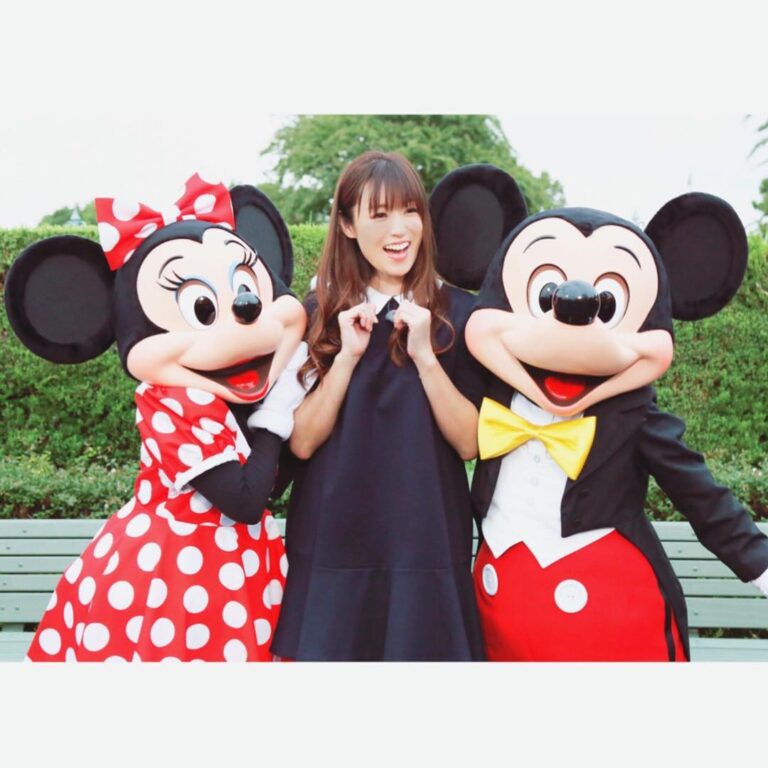 Kyoko Fukada Instagram - MickeyとMinnieに会えたら....やっぱりはしゃいじゃいますよね😂❓❗️ いえ、大はしゃぎしてますね😅❤️やーん幸せなお仕事でした🎬✨ ちなみに私の1番好きなアトラクションはハロウィン限定バージョンのホーンテッドマンション🕸とプーさんのハニーハントです🍯 #TokyoDisneyland #TokyoDisneySEA #kyokofukada