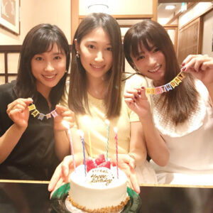 Kyoko Fukada Instagram - 先日、大野いとちゃんのお誕生日お祝いをしました🎂2人で待ち合わせしていてサプライズでいきなり土屋太鳳ちゃん登場❤️いとちゃんに内緒で太鳳ちゃんと打ち合わせしていて、チアダンの撮影で忙しい中駆け付けてくれました❣️いとちゃんは太鳳ちゃんの突然の登場であまりにびっくりしてうるうる...それをみて3人でまたうるうる😢実はこの3人で会うのは昨年お花見でお食事に行った以来なので大分久しぶり😍やっと会えました😆いとちゃんたおちゃんは私にとって癒しなのです💕あぁ可愛かった🐣🐥🐰
#最近はいつでもどこでも1番上のお姉ちゃん
#大野いと ちゃん
#土屋太鳳 ちゃん
#kyokofukada