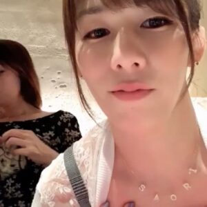Kyoko Fukada Instagram - ドラマの撮影も終わり、やっと吉田沙保里ちゃんの現役引退お疲れ様でしたの会が出来ました😢なにかお疲れ様の記念にと...お揃いにしてしまいました🎁でも！でも！沙保里ちゃんすぐ動画で素の私をこっそり撮る🤣もう‼️‼️‼️‼️
今年も一緒に桜を観れて良かった🌸大人になってからのお友達って貴重ですね😣💦しかもこんなに素敵で立派なお友達....😢♥️ #皆様は今年の桜はもう観ましたか
#桜が長く咲いているといいな
#お花見お薦め知りたいな
#どうして桜の時期はピンク着たくなっちゃうんだろう
#ピクニックしたいなぁ
#吉田沙保里 さん
#kyokofukada