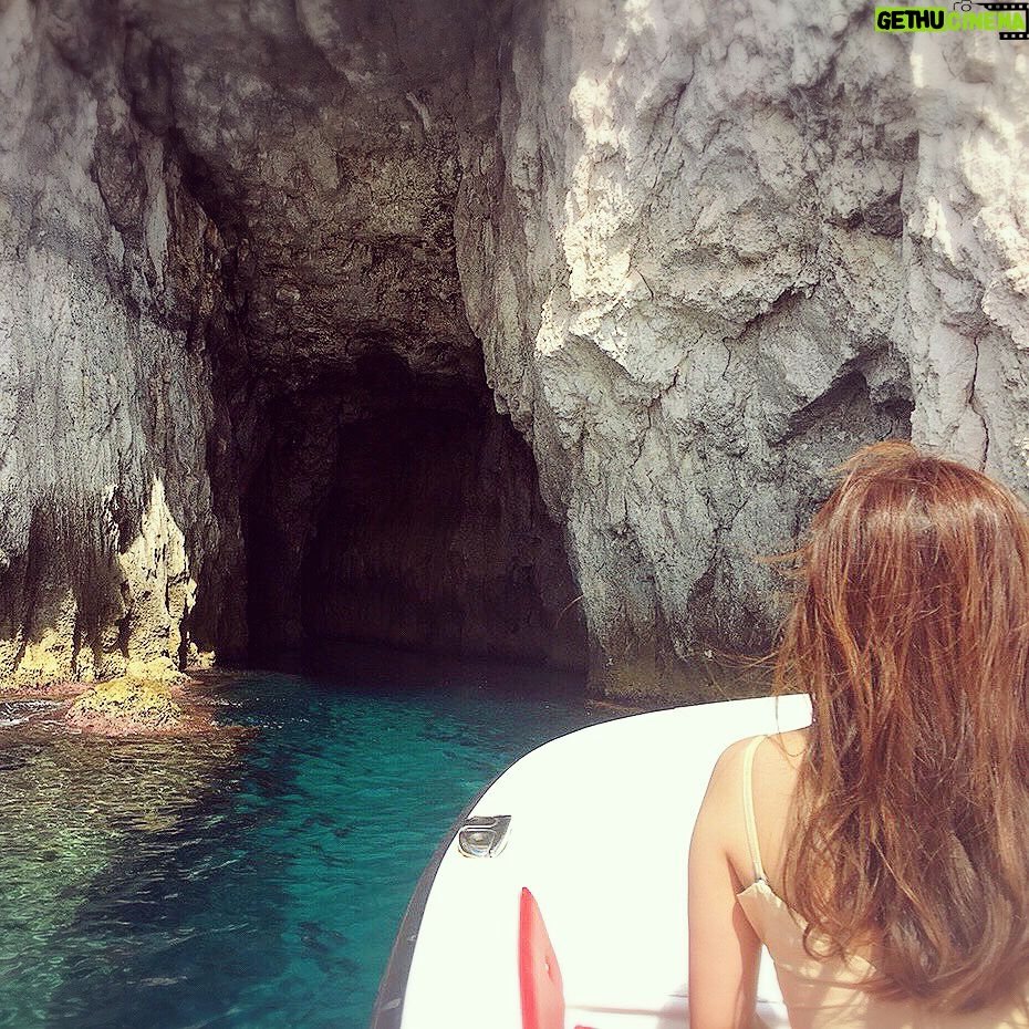 Kyoko Fukada Instagram - 洞窟に入って行く時、楽しみな様な恐ろしい様な🐊 勿論怖いことは何もなく美しい澄んだ空間で神秘の世界でした🦕 #ただのビビリかも.... #オルティージャ #palpito #kyokofukada