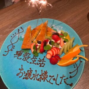 Kyoko Fukada Instagram - ドラマの撮影も終わり、やっと吉田沙保里ちゃんの現役引退お疲れ様でしたの会が出来ました😢なにかお疲れ様の記念にと...お揃いにしてしまいました🎁でも！でも！沙保里ちゃんすぐ動画で素の私をこっそり撮る🤣もう‼️‼️‼️‼️
今年も一緒に桜を観れて良かった🌸大人になってからのお友達って貴重ですね😣💦しかもこんなに素敵で立派なお友達....😢♥️ #皆様は今年の桜はもう観ましたか
#桜が長く咲いているといいな
#お花見お薦め知りたいな
#どうして桜の時期はピンク着たくなっちゃうんだろう
#ピクニックしたいなぁ
#吉田沙保里 さん
#kyokofukada