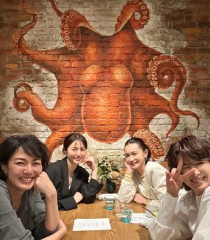 Kyoko Hasegawa Instagram - パッと集合をかけるのが良いと感じた昨晩。
急なお誘いで皆んなが集まれるなんて！
#saturdaynight 
@yukaitaya @loin.official @michikokichise
