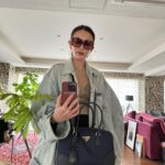 Kyoko Hasegawa Instagram - 暖かくなった途端、心がウキウキしてきます。 ウキウキ、なんてちょっと恥ずかしいワードですがそれしか思いつかない。 人間って、気候や環境に思っている以上に左右される生き物なんだと、改めて実感。 でもこの温度差の激しい時期、体調を崩さぬ様気をつけてくださいね。 と言うわたしも、何だか危ない気配。 今夜は葛根湯を飲んで休みます💦 話は変わって。 ちなみにこのバッグ。 漁網など海から集められたプラスチック廃棄物などを再利用、浄化して作られた、再生ナイロンだそうです。 #PradaReNylon#spring#sunday @prada