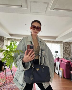 Kyoko Hasegawa Instagram - 暖かくなった途端、心がウキウキしてきます。
ウキウキ、なんてちょっと恥ずかしいワードですがそれしか思いつかない。
人間って、気候や環境に思っている以上に左右される生き物なんだと、改めて実感。

でもこの温度差の激しい時期、体調を崩さぬ様気をつけてくださいね。
と言うわたしも、何だか危ない気配。
今夜は葛根湯を飲んで休みます💦

話は変わって。
ちなみにこのバッグ。
漁網など海から集められたプラスチック廃棄物などを再利用、浄化して作られた、再生ナイロンだそうです。

#PradaReNylon#spring#sunday 
@prada