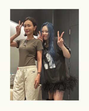 Kyoko Hasegawa Instagram - ちゃんみなさんのLiveへ。
もちろん以前から彼女の楽曲が好きだったのですが、Liveのパフォーマンスに圧倒され、あっという間に終わった数時間。
何より彼女のメッセージがとても強い。
本来なら背を背けたいような弱い部分と向き合いそれを表現に変える彼女に敬意、共感、感動をしました。
わたしは大人になってしまい、自分の弱い部分をなかなか見せられない。
それは恥ずかしかったり、カッコつけたかったり。
それ以上にそれを出すと立っていられなくなるくらい弱い自分がいるからかもしれません。
でも人の心を奪い、エネルギーを与える程のパワーを持つためには、自分に正直である事だと感じたこのLive。

Thank you, Chanmina-san.
I was so moved by your performance❤️