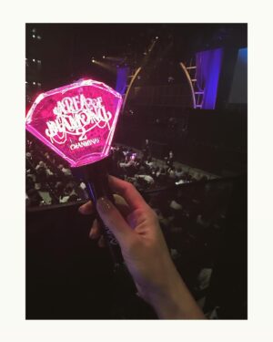 Kyoko Hasegawa Instagram - ちゃんみなさんのLiveへ。
もちろん以前から彼女の楽曲が好きだったのですが、Liveのパフォーマンスに圧倒され、あっという間に終わった数時間。
何より彼女のメッセージがとても強い。
本来なら背を背けたいような弱い部分と向き合いそれを表現に変える彼女に敬意、共感、感動をしました。
わたしは大人になってしまい、自分の弱い部分をなかなか見せられない。
それは恥ずかしかったり、カッコつけたかったり。
それ以上にそれを出すと立っていられなくなるくらい弱い自分がいるからかもしれません。
でも人の心を奪い、エネルギーを与える程のパワーを持つためには、自分に正直である事だと感じたこのLive。

Thank you, Chanmina-san.
I was so moved by your performance❤️