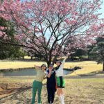 Kyoko Hasegawa Instagram - おはようございます🌞 ピラティスに向かう朝、大政絢ちゃんとスタジオ目の前で遭遇。 あら？同じ先生のはずなんだけど...とスケジュールを見返せば。 が〜ん。　間違えて1時間早く来てしまった！ 車で1時間をやり過ごすのも勿体無い、と目の前のレストランでブレックファースト。 昨晩食事をした友人達と話した事がとても興味深く、それを思い返してみたり。 こうやって自分と向き合う時間。 隣には大好きな熱々のカフェラテを置いて。 朝イチでミスってしまったけど、かえって良い時間を作る事が出来たかも。 ２枚目は、遭遇した絢ちゃんと週末行ったゴルフで。 1年数ヶ月振りのコースでしたが、天気良し、桜も色づいてきて。 一緒に回ってくれた2人も、とにかく色々教えてくれて。 感謝です🙏 また近いうちに誘ってください😁