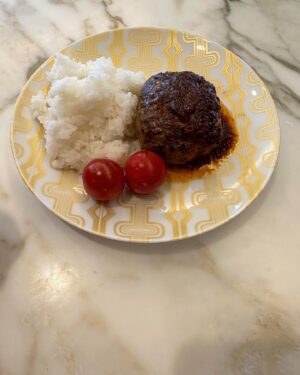 Kyoko Hasegawa Instagram - 喉の痛みと微熱で学校をお休みした娘。
朝は食欲もなく起きられない状態だったのですが、ようやくムクリとベッドから這い出し、昨晩のハンバーグがまた食べたい、とリクエスト。
食欲もあるし、まあ大丈夫か🙆

@diptyque 
#diptyque