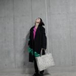 Kyoko Hasegawa Instagram - 冬のコーディネートが苦手です。 寒くて防寒がプライオリティになってしまい、気合いを入れないと雪だるまみたいになってしまうから😂 この日は少し暖かかったので、オシャレを頑張りました😎 #bag @versace #jacket @driesvannoten #shirt @numeroventuno #pants @h.a