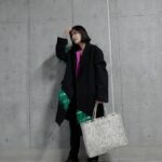 Kyoko Hasegawa Instagram - 冬のコーディネートが苦手です。 寒くて防寒がプライオリティになってしまい、気合いを入れないと雪だるまみたいになってしまうから😂 この日は少し暖かかったので、オシャレを頑張りました😎 #bag @versace #jacket @driesvannoten #shirt @numeroventuno #pants @h.a