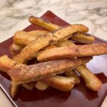 Kyoko Hasegawa Instagram - ある食卓の時間。 子ども達がふと、"ママの料理で好きな物"を言い始めました。 いくつか発表し合ううちに出て来たもので、"パンの耳のお菓子"と言うものがありました。 これは子ども達が幼稚園に通っていた頃、よく作っていたもので、サンドイッチのお弁当を作る際に切ったパンの耳で作っていたもの。 サンドイッチの具は大抵卵andハムチーズの2種類でしたが、それだけでは飽きるかな、とデザート代わりに、いちごジャムを塗ってクルクル巻いたパンも入れていました。 そのイチゴパンも大好きだったと、昔を懐かしむ様に話す2人。 ああ、これっていわゆる"お袋の味"ってやつなのかなあ、と感慨深くなる。 そして翌日、早速サンドイッチの材料を買いに行きました。 つい最近までパン屋さんで、パンの耳だけ大きな袋にパンパンに入れたものが売っていたと思うのだけど、最近は見なくなったなあ、最初からパンの耳をカットしてあるものも売っているけど、それだとお菓子が作れないしな。と結局、12枚切りの食パンを購入し、家で食パンの耳をカットし、お菓子を作りました。 お菓子と言っても、多めのオリーブオイルとバターで揚げ焼きし、それにきび砂糖とシナモン少々を絡めるだけ。 出来立てはとっても美味しいのだけど、背徳感たっぷり。 手が止まらない... 美味しい.... 皆さんも是非、作ってみてください😋 #lunchbox#sandwich#lask