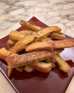 Kyoko Hasegawa Instagram - ある食卓の時間。
子ども達がふと、"ママの料理で好きな物"を言い始めました。
いくつか発表し合ううちに出て来たもので、"パンの耳のお菓子"と言うものがありました。
これは子ども達が幼稚園に通っていた頃、よく作っていたもので、サンドイッチのお弁当を作る際に切ったパンの耳で作っていたもの。
サンドイッチの具は大抵卵andハムチーズの2種類でしたが、それだけでは飽きるかな、とデザート代わりに、いちごジャムを塗ってクルクル巻いたパンも入れていました。
そのイチゴパンも大好きだったと、昔を懐かしむ様に話す2人。
ああ、これっていわゆる"お袋の味"ってやつなのかなあ、と感慨深くなる。
そして翌日、早速サンドイッチの材料を買いに行きました。
つい最近までパン屋さんで、パンの耳だけ大きな袋にパンパンに入れたものが売っていたと思うのだけど、最近は見なくなったなあ、最初からパンの耳をカットしてあるものも売っているけど、それだとお菓子が作れないしな。と結局、12枚切りの食パンを購入し、家で食パンの耳をカットし、お菓子を作りました。
お菓子と言っても、多めのオリーブオイルとバターで揚げ焼きし、それにきび砂糖とシナモン少々を絡めるだけ。
出来立てはとっても美味しいのだけど、背徳感たっぷり。 
手が止まらない...
美味しい....

皆さんも是非、作ってみてください😋
#lunchbox#sandwich#lask