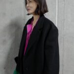 Kyoko Hasegawa Instagram - 冬のコーディネートが苦手です。 寒くて防寒がプライオリティになってしまい、気合いを入れないと雪だるまみたいになってしまうから😂 この日は少し暖かかったので、オシャレを頑張りました😎 #bag @versace #jacket @driesvannoten #shirt @numeroventuno #pants @h.a