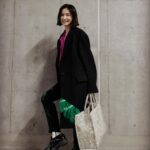 Kyoko Hasegawa Instagram - 冬のコーディネートが苦手です。 寒くて防寒がプライオリティになってしまい、気合いを入れないと雪だるまみたいになってしまうから😂 この日は少し暖かかったので、オシャレを頑張りました😎 #bag @versace #jacket @driesvannoten #shirt @numeroventuno #pants @h.a