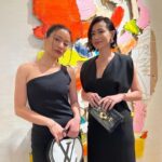 Kyoko Hasegawa Instagram - ルイ・ヴィトンのウォッチ &ファインジュエリーのクリエイティブ・ディレクターを務めるフランチェスカ・アムフィテアトロフが来日し、ジュエリープレゼンテーションが開催されました。 新作メンズファインジュエリー「レ ガストン ヴィトン」は、様々なデザイン要素が盛り込まれたユニークなコレクションです。 デザイナーのフランチェスカが創り出すジュエリーはモダンでありファッショナブルであり、繊細で。 彼女自身とてもフレンドリーな方で。デザイナーだけでなく、可愛いティーンの女の子の母である、マルチタスクな方。 とても素敵な方でした。 Thank you for inviting @louisvuitton 美しいプレゼントテーションに素晴らしく美味しいお食事を ありがとうございました😊 @louisvuitton @francescaamfitheatrof #LesGastonsVuitton #LVWatch #LVFashion #InvitedbyLouisVuitton #PR