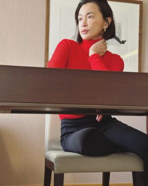 Kyoko Hasegawa Instagram - わたしを撮る時に全く気持ちを入れてくれない娘に"あなたの推しを撮るつもりでやってみて"とオーダーしてみたら....

こんな感じに😁

#shooting#daughter