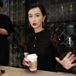 Kyoko Hasegawa Instagram - 昨晩はCHANELさんにご招待していただき、パリ オペラ座 バレエ団の白鳥の湖を観に行きました。 写真はその前の支度中💄 #CHANELandDance @chanelofficial