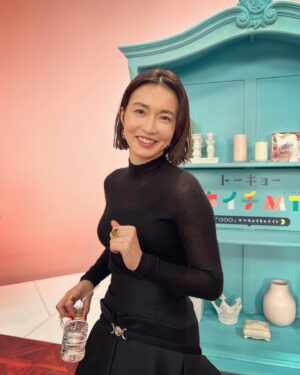 Kyoko Hasegawa Instagram - 『トーキョーツキイチMTG』が始まります！
この番組は、私たち女性が何となく窮屈さを感じ、グッと我慢してきたことを“女ともだち”と話しているかのように進めていきたいと思います。
明日の朝、誰かに話したくなるような、そんな楽しいひとときを一緒に過ごしましょう☺️
見逃した方は放送後から次回放送の12/6までFOD/TVerで配信しています。
初回は今夜25:50〜フジテレビで放送されます。
是非、ご覧ください🤗
@tokyo_tsuki1_mtg
@f_s_uika