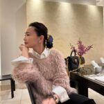 Kyoko Hasegawa Instagram - 3/8。 国際女性デーです。 そんな夜、わたしが最近関わらせてもらっている"トーキョーツキイチMTG"という番組のスタッフの方々と、これからの女性について、番組で何が出来るかを話し合ってきました。 女性の身体に起こる事、そして女性が社会的にまだ滞りを感じる所。 まだまだ勉強する事がたくさんあります。 この番組を観て、共感し、少しでも気分が楽になってくれたら。 そう思っています。 @fod_official で観れるので、お時間のある時に観てくださいね。 そして。 前に向かって頑張って歩いている、全ての女性に。 敬意とミモザの花を💐🙏 #国際女性デー #mimosa#トーキョーツキイチmtg @fod_official