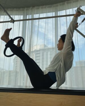 Kyoko Hasegawa Instagram - ピラティスを再開して半年程経ちます。
体のコンディションが良い時も、悪い時もある。
当たり前なのだけど、意識を深く集中してやるトレーニングだからこそ、そのコンディションが更に見えてくる。
深く意識するほど、体は繊細で、日々の生活から受ける良いこともストレスも、体が受けているんだなあ、と感じます。
わたしは今、ピラティスとワークアウトを週に1回ずつやっていますが、このバランスが丁度良い。
でも確実に、筋肉の疲労回復にかかる時間は長くなってきているな、と感じています...😅
#pilates#workout