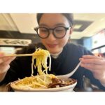 Kyoko Yoshine Instagram - 陽月→🍜→陽月 ネギ増しにしたらネギ食べてるのかラーメン食べてるのかわかんなくなっちゃった。美味しいもの食べるとパワーになるね！ #Reリベンジ #りりべ #合間に