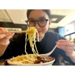 Kyoko Yoshine Instagram - 陽月→🍜→陽月 ネギ増しにしたらネギ食べてるのかラーメン食べてるのかわかんなくなっちゃった。美味しいもの食べるとパワーになるね！ #Reリベンジ #りりべ #合間に