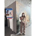 Kyoko Yoshine Instagram – 先日プライベートで大阪のモネ展を見てきました…！
音声ガイド聴きながら回りました。

やっぱりモネ素敵だなぁ…。
素敵な展覧会に携われてとっても嬉しいです。
改めて、ありがとうございました！

モネ100%というとても貴重な展覧会。
大阪中之島美術館がラストチャンスです。
5月6日までですので、まだの方、是非！！！

なんか首にいっぱい紐ぶら下げて絡まってる芳根も置いておきます。

#モネ展