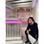 Kyoko Yoshine Instagram - 先ほどevery.にサプライズ出演させていただき 発表になりました！ 日本テレビ開局70年ドラマ 「テレビ報道記者 ～ニュースをつないだ女たち～」で江口のりこさんとダブル主演を務めさせていただきます！ 日本テレビの報道部を舞台に、 重大事件の裏側を実際の報道記者の方への取材を基に作られた作品です。 私は2019年に日本テレビに入社した若手報道記者の和泉令を演じます。 ポスターにはなんと、ファーストラヴでお母さんだった木村佳乃さんに、花子とアンでお母様だった仲間由紀恵さんもいらっしゃり... 個人的な思いとしては頑張っていたらこんなにも嬉しいことがあるんだ.....と、とても背中を押してもらえるポスターになっています。 台本のキャスト表をめくるたびに 大先輩方のお名前が並んでいて、 その1番前に自分の名前があることに 緊張で震えながらも喜びを噛み締めながら撮影に参加させていただきました。 3月5日２０時から放送です。 和泉の心情、行動は同世代の方に共感してもらえるところがあるかと思います。 是非観ていただけたら嬉しいです！ #テレビ報道記者