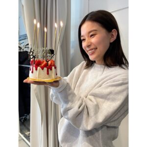 Kyoko Yoshine Instagram - 27歳になりました！ たくさんメッセージありがとうございます！ 今日は素敵な現場で過ごす事ができました✨ お祝いしてもらえて嬉しすぎましたー！！！ ありがとうございました🌼 27歳も頑張ります！ よろしくお願いします！！