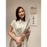 Kyoko Yoshine Instagram - 本日10時から 「題名のない音楽会」に出演させていただきます。 こんなお知らせをする日が来るなんて思いもしなかった...！ 人生って面白いです。 学生時代の自分に教えてあげたいなぁ。 将来オペラシティでフルート吹くよ！って！ マネージャーさんは楽屋前で撮った写真がお気に入りのようで「宣材写真にしたい。」と言ってきます。 私は「いろいろ勘違いが発生するからやめとこ。」って言ってます。