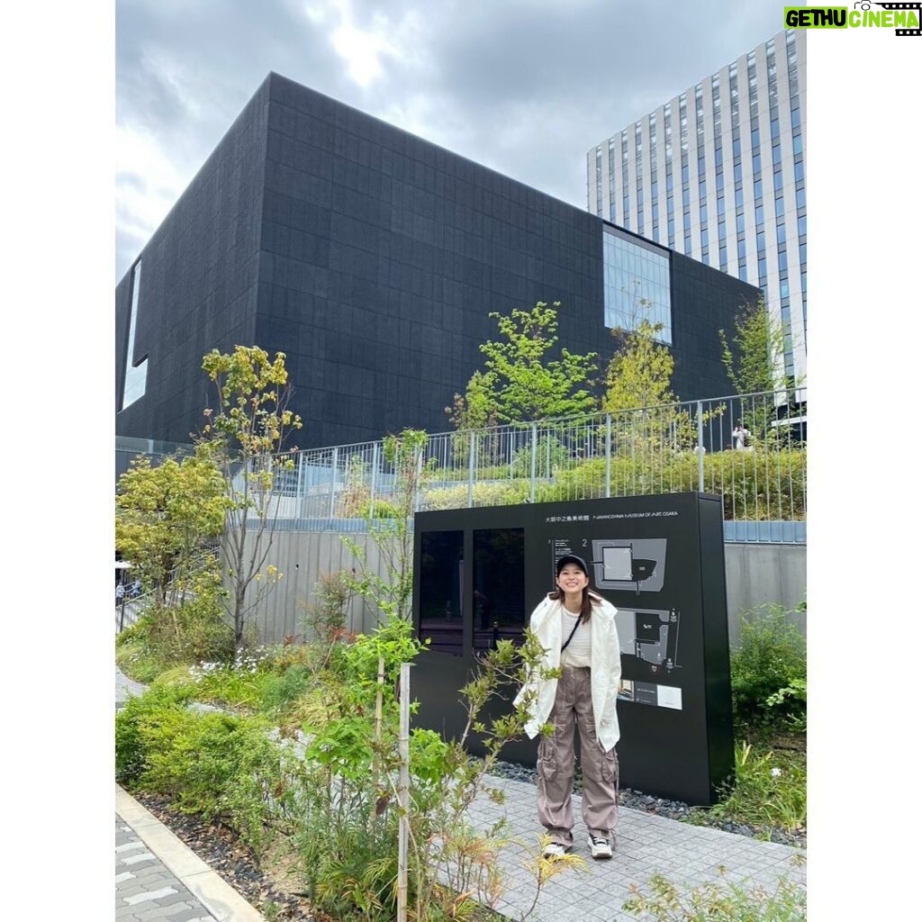 Kyoko Yoshine Instagram - 先日プライベートで大阪のモネ展を見てきました...！ 音声ガイド聴きながら回りました。 やっぱりモネ素敵だなぁ...。 素敵な展覧会に携われてとっても嬉しいです。 改めて、ありがとうございました！ モネ100%というとても貴重な展覧会。 大阪中之島美術館がラストチャンスです。 5月6日までですので、まだの方、是非！！！ なんか首にいっぱい紐ぶら下げて絡まってる芳根も置いておきます。 #モネ展