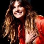 Laëtitia Milot Instagram - Instants capturés par Agnieszka Zakrzewski lors de la pièce « Un dîner d’adieu » à Orange ! Grâce à vous, chaque représentation de la tournée en France, Suisse, Belgique et Luxembourg, se joue à guichet fermé… Un grand merci, c’est toujours un plaisir de venir à votre rencontre ! ❤️😘