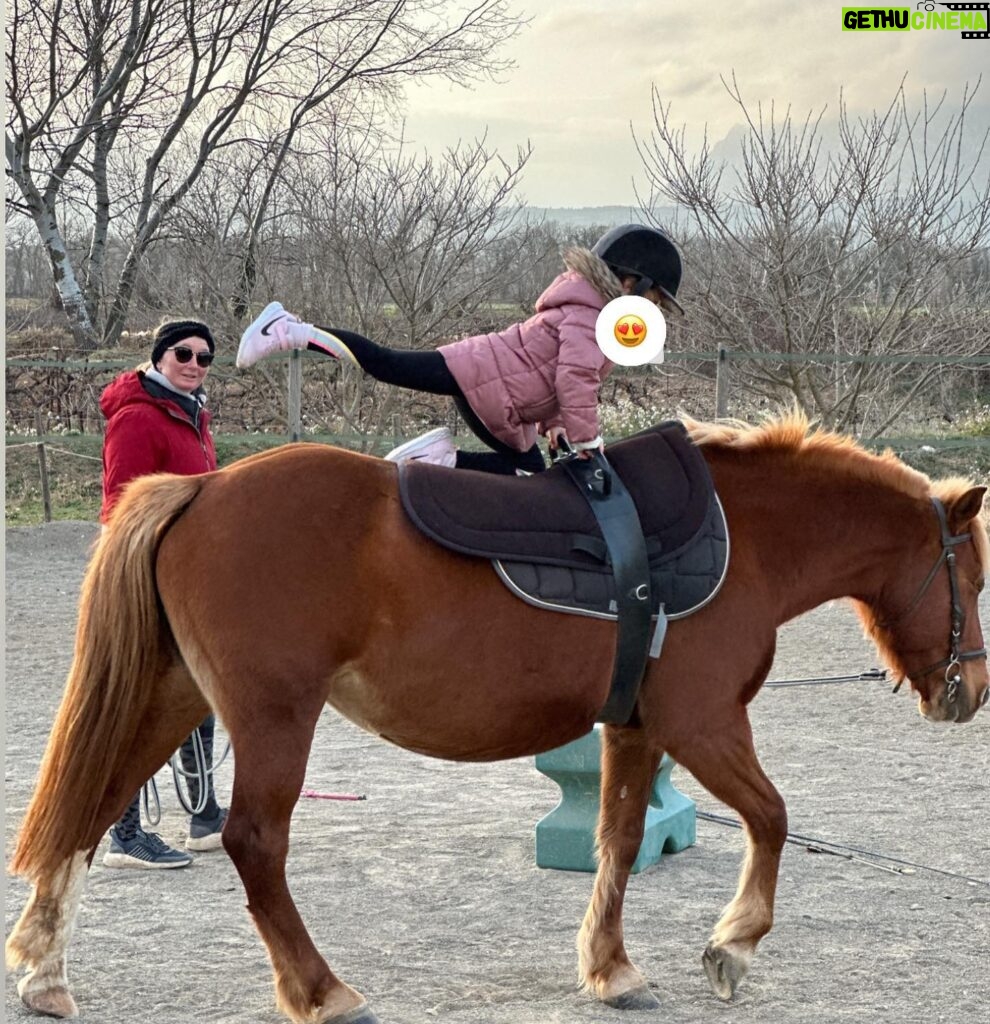 Laëtitia Milot Instagram - Une jolie série de figures pour Lyana lors de son cours de voltige ! 😍 Je crois bien que son sport préféré est l’équitation ! 🤠 Quel était votre sport préféré lorsque vous étiez enfant ? Personnellement, c’était la danse 🥰 #cheval #equitation #voltige #sport