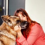 Laëtitia Milot Instagram - Des moments de douceur ❤️. Le saviez-vous? En plus d’être le meilleur ami de l’homme, caresser un chien ou un chat permet de diminuer le niveau de de cortisol, l’hormone du stress ❤️#chien #chat #bienfaits #dog #cat