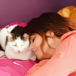 Laëtitia Milot Instagram - Des moments de douceur ❤️. Le saviez-vous? En plus d’être le meilleur ami de l’homme, caresser un chien ou un chat permet de diminuer le niveau de de cortisol, l’hormone du stress ❤️#chien #chat #bienfaits #dog #cat
