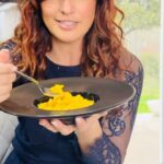 Laëtitia Milot Instagram - Si vous aimez le curry et la patate douce, cette recette est faite pour vous ! 😊 #currydepatatedouce #miam #recetterapide #bonappetit 2 patates douces 2 oignons 2 c.s. d’huile de coco 1 c.c. de curcuma 1 à 2 c.s. de curry en poudre 1 c.s. de tandoori massala en poudre 2 cm de gingembre frais 2 gousses d’ail 1/2 citron vert 10 brins de coriandre 400g de crème de coco 250g de tomates entières pelées