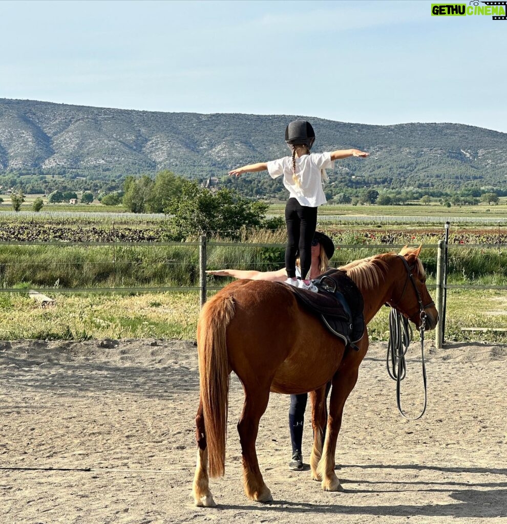 Laëtitia Milot Instagram - Une jolie série de figures pour Lyana lors de son cours de voltige ! 😍 Je crois bien que son sport préféré est l’équitation ! 🤠 Quel était votre sport préféré lorsque vous étiez enfant ? Personnellement, c’était la danse 🥰 #cheval #equitation #voltige #sport