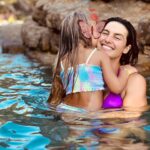 Laëtitia Milot Instagram - La petite virée de lundi dernier était… dans les calanques, où je me suis régalée avec ma chérie ! ❤️ 📷 1/ Moment de complicité mère-fille ! Photo prise par un gentil nageur. 🙏 📷 2,3,4,5/ Direction artistique et photos by Lyana ! 😂💦 #cassis #calanques #baignade