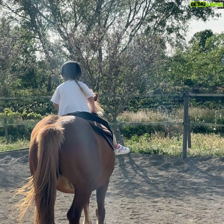 Laëtitia Milot Instagram - Une jolie série de figures pour Lyana lors de son cours de voltige ! 😍 Je crois bien que son sport préféré est l’équitation ! 🤠 Quel était votre sport préféré lorsque vous étiez enfant ? Personnellement, c’était la danse 🥰 #cheval #equitation #voltige #sport