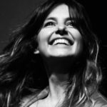 Laëtitia Milot Instagram - Instants capturés par Agnieszka Zakrzewski lors de la pièce « Un dîner d’adieu » à Orange ! Grâce à vous, chaque représentation de la tournée en France, Suisse, Belgique et Luxembourg, se joue à guichet fermé… Un grand merci, c’est toujours un plaisir de venir à votre rencontre ! ❤️😘