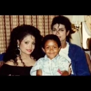 La Toya Jackson Instagram - Here we are in the camper on the set of “The Way You Make Me Feel” with little Emmanuel Lewis.

#ThrowbackThursday #ThursdayThought #Music #Video #Dance #Fun #Life #photooftheday  #EmmanuelLewis #latoyajackson #michaeljackson #thejacksons #Siblings #family #tbt