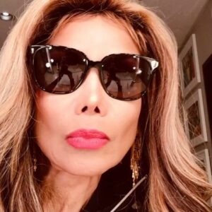 La Toya Jackson Instagram - When your eyes are failing you, and you have to get extra close to see something. We’re all gonna go through it, I know some of you have already! Right?👀👁️😎

#life #eyesdontlie #truth #eyes #latoyajackson